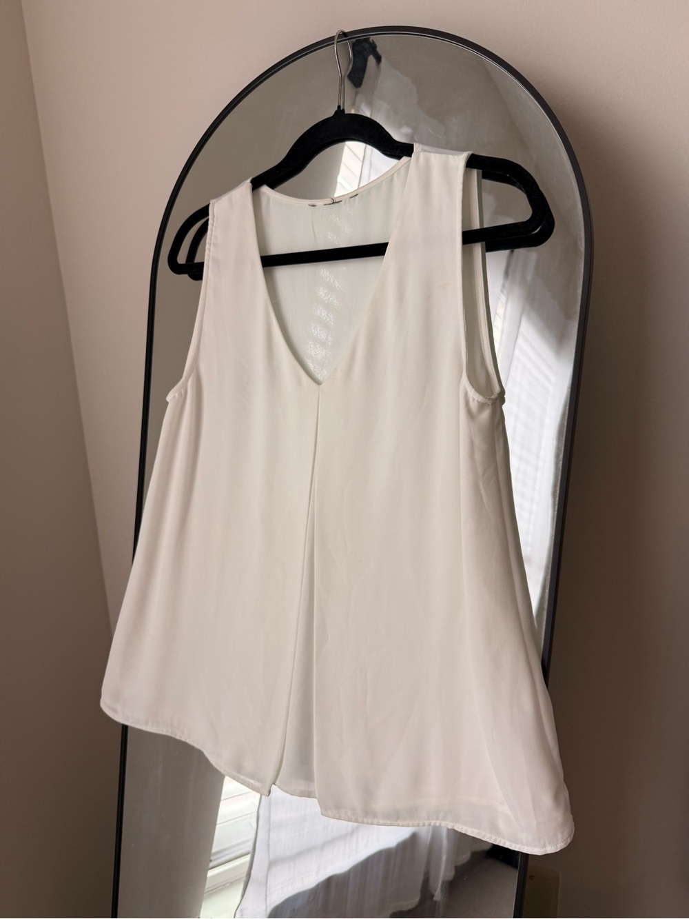 Source Unknown White V-Neck Sleeveless Camisole